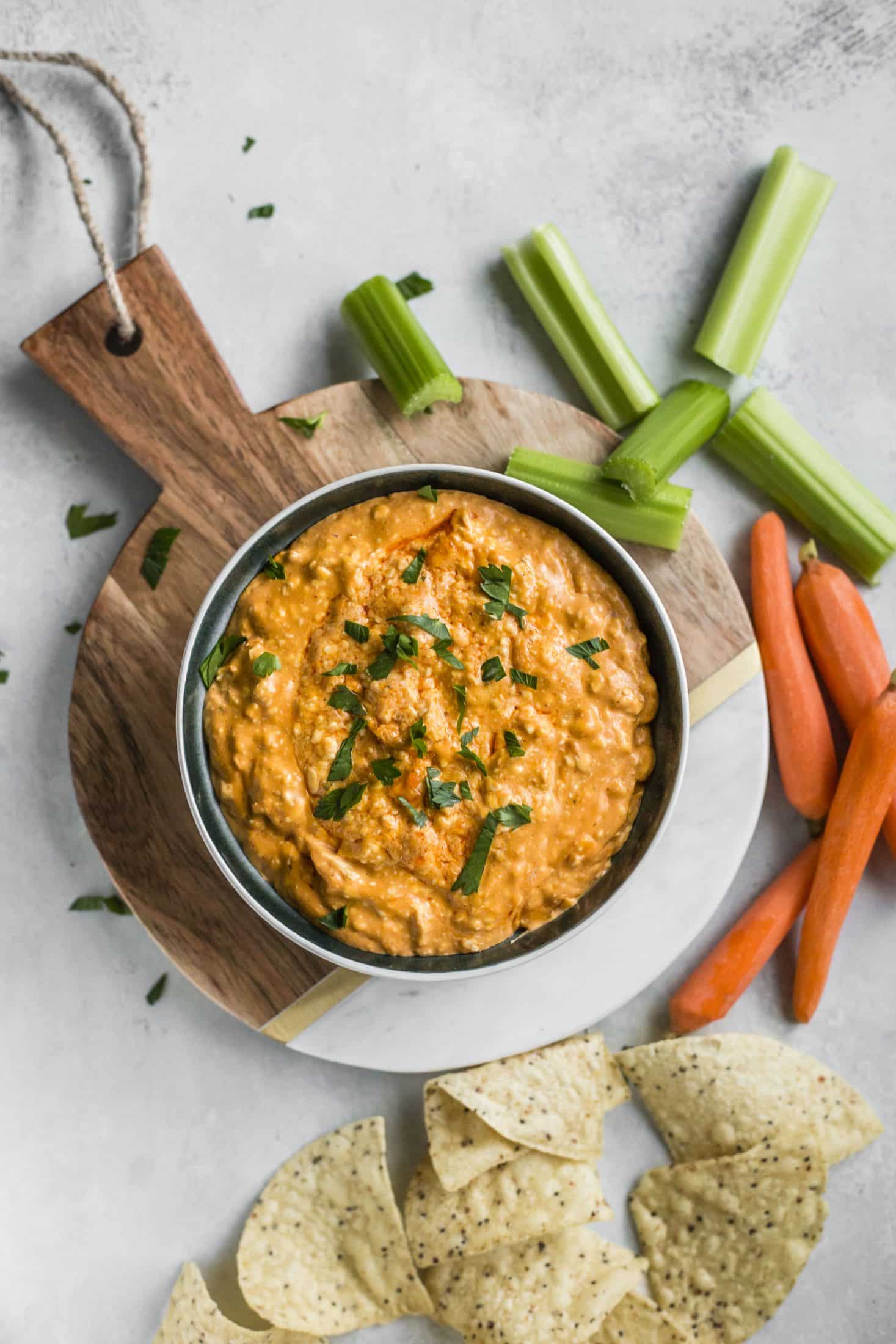 This is the best buffalo chicken dip recipe! Creamy, cheesy, slightly spicy and full of delicious chicken and flavors. Perfect for tailgating, football games, parties and weekends. This recipe is classic and super easy to make. I howsweeteats.com #buffalo #chicken #dip #recipe