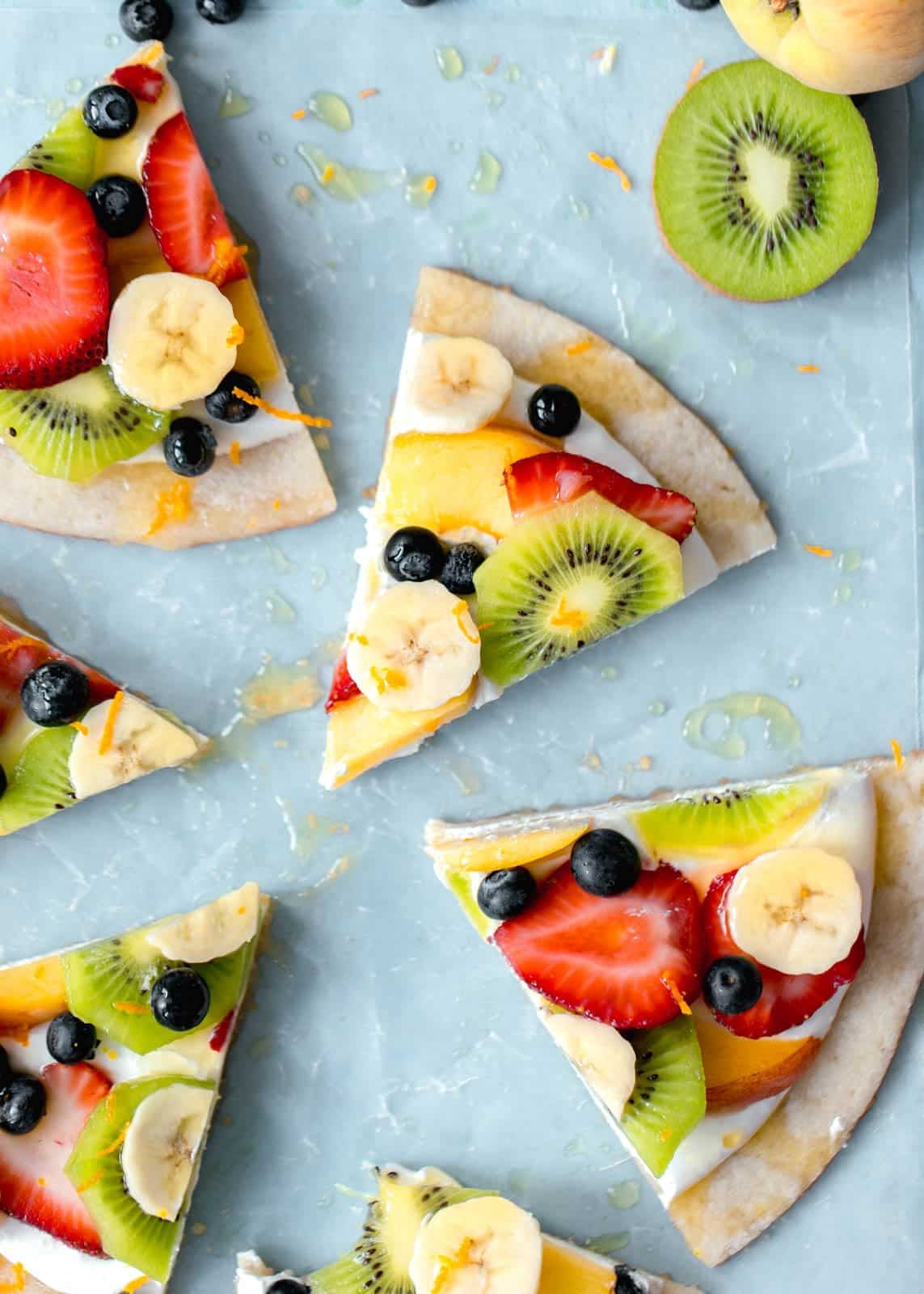 fruit pizza on a sugar cookie crust I howsweeteats.com