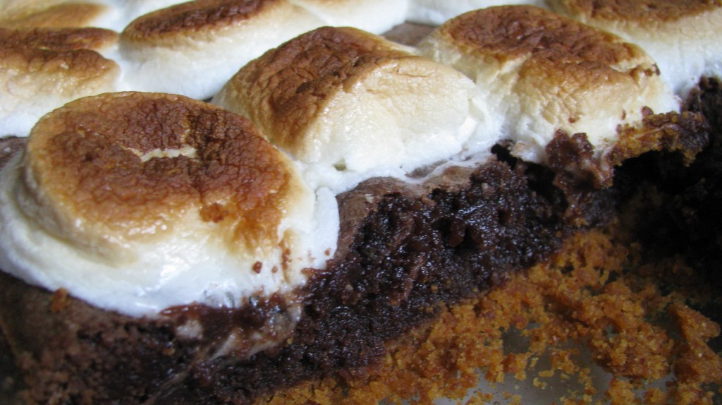 S'mores Brownies I howsweeteats.com S'mores Brownies I howsweeteats.com