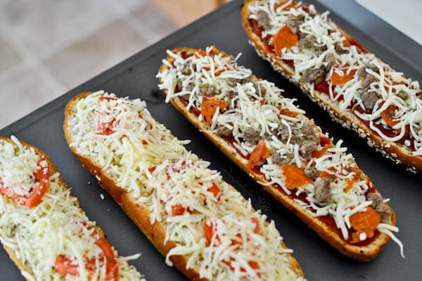 Homemade French Bread Pizzas I howsweeteats.com Homemade French Bread Pizzas I howsweeteats.com