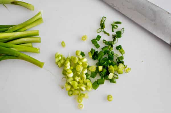 Layered Baked Buffalo Chicken Nachos I howsweeteats.com Layered Baked Buffalo Chicken Nachos I howsweeteats.com