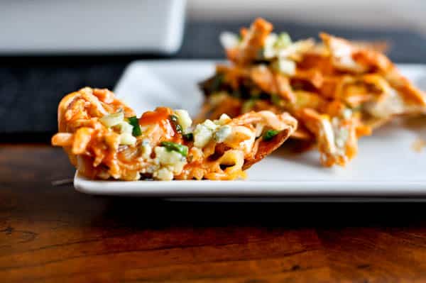 Layered Baked Buffalo Chicken Nachos I howsweeteats.com Layered Baked Buffalo Chicken Nachos I howsweeteats.com