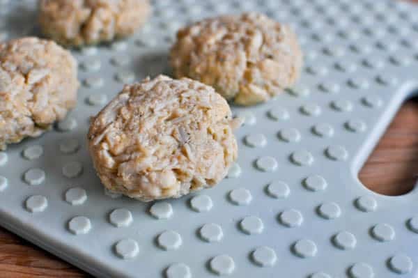 Simple Light Crab Cakes I howsweeteats.com Simple Light Crab Cakes I howsweeteats.com