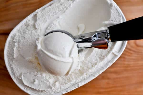 Root Beer Floats with Homemade Hot Fudge I howsweeteats.com Root Beer Floats with Homemade Hot Fudge I howsweeteats.com