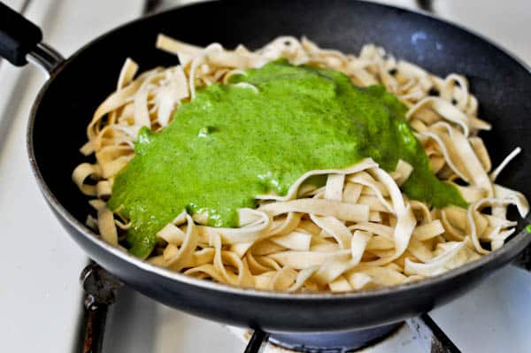 Crispy Shrimp Pasta with Arugula Pesto Cream Sauce I howsweeteats.com Crispy Shrimp Pasta with Arugula Pesto Cream Sauce I howsweeteats.com