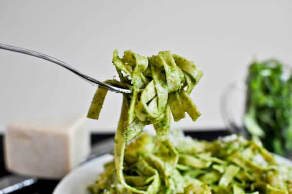 Crispy Shrimp Pasta with Arugula Pesto Cream Sauce I howsweeteats.com Crispy Shrimp Pasta with Arugula Pesto Cream Sauce I howsweeteats.com