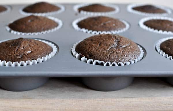 Hot Fudge Root Beer Float Cupcakes I howsweeteats.com Hot Fudge Root Beer Float Cupcakes I howsweeteats.com