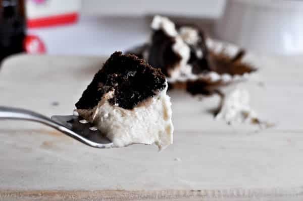 Hot Fudge Root Beer Float Cupcakes I howsweeteats.com Hot Fudge Root Beer Float Cupcakes I howsweeteats.com