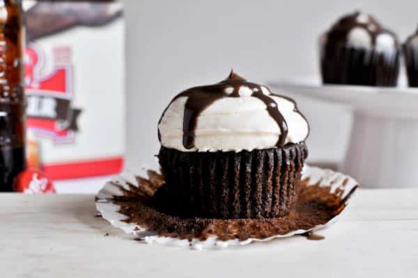 Hot Fudge Root Beer Float Cupcakes I howsweeteats.com Hot Fudge Root Beer Float Cupcakes I howsweeteats.com