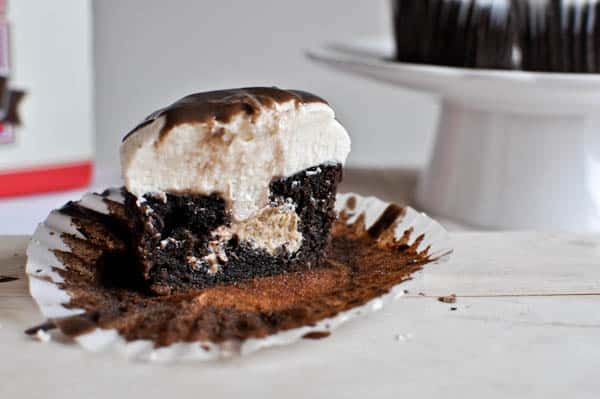 Hot Fudge Root Beer Float Cupcakes I howsweeteats.com Hot Fudge Root Beer Float Cupcakes I howsweeteats.com