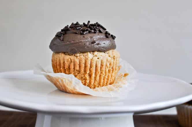 Peanut Butter Cupcakes with Chocolate Cheesecake Frosting I howsweeteats.com Peanut Butter Cupcakes with Chocolate Cheesecake Frosting I howsweeteats.com