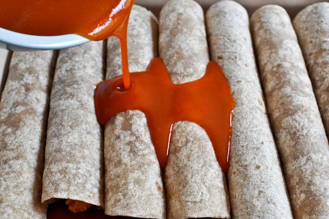 Buffalo Chicken Enchiladas I howsweeteats.com Buffalo Chicken Enchiladas I howsweeteats.com