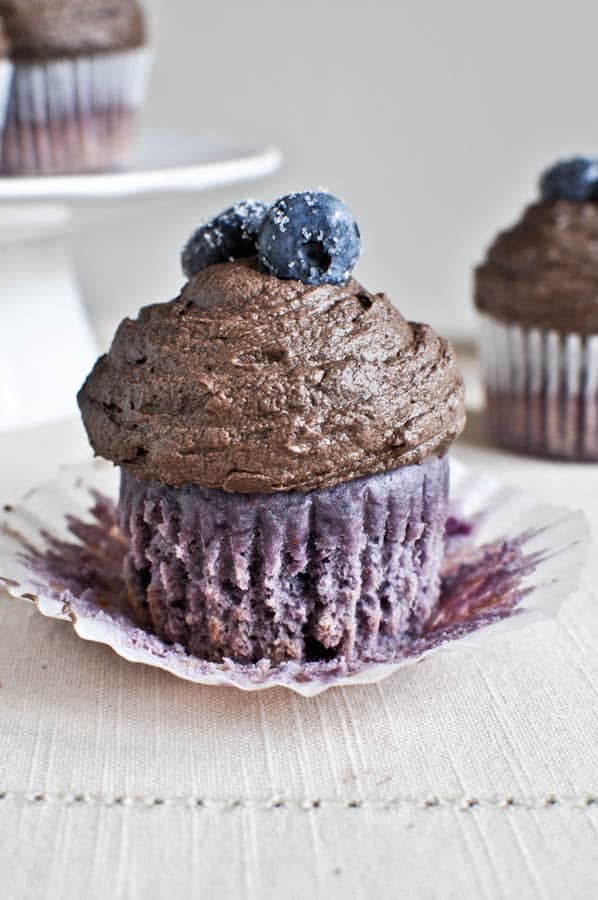 Roasted Blueberry Cupcakes with Chocolate Fudge Frosting I howsweeteats.com Roasted Blueberry Cupcakes with Chocolate Fudge Frosting I howsweeteats.com
