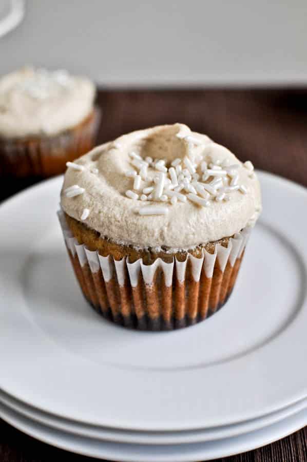 Brownie Banana Bread Cupcakes with Brown Sugar Frosting I howsweeteats.com Brownie Banana Bread Cupcakes with Brown Sugar Frosting I howsweeteats.com