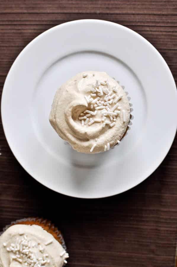 Brownie Banana Bread Cupcakes with Brown Sugar Frosting I howsweeteats.com Brownie Banana Bread Cupcakes with Brown Sugar Frosting I howsweeteats.com