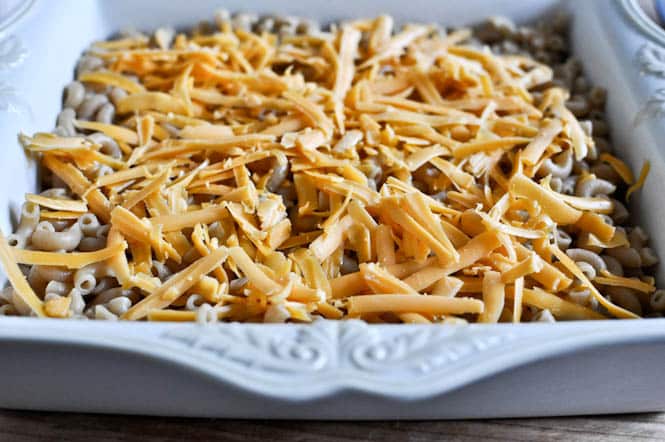 Cheddar Chili Cornbread Pasta Bake I howsweeteats.com Cheddar Chili Cornbread Pasta Bake I howsweeteats.com