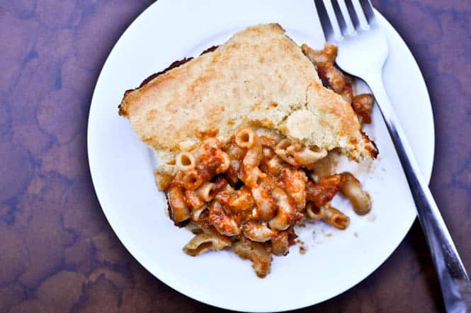 Cheddar Chili Cornbread Pasta Bake I howsweeteats.com Cheddar Chili Cornbread Pasta Bake I howsweeteats.com