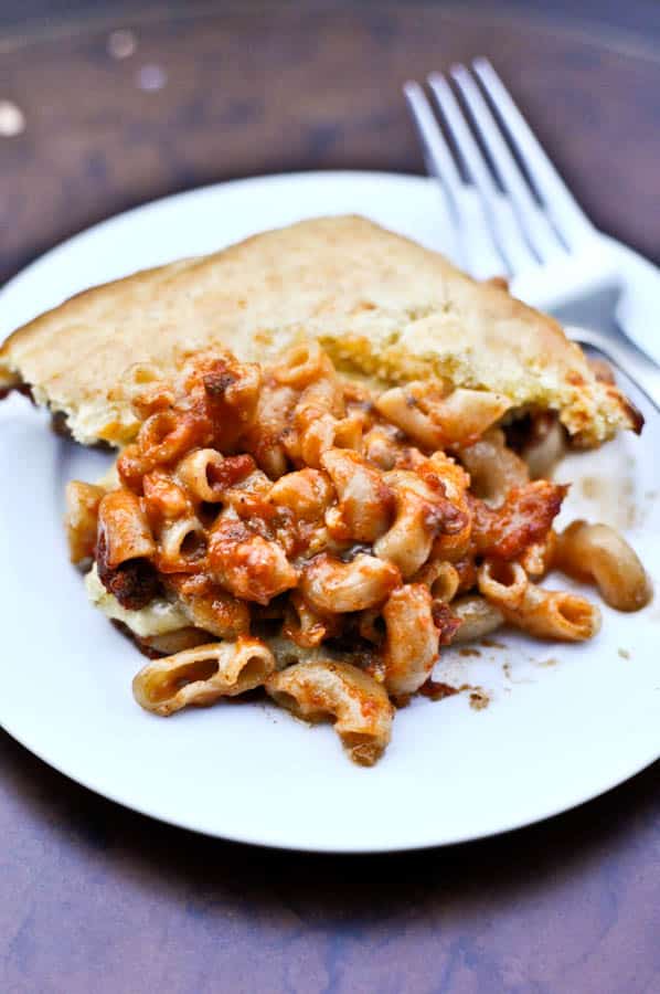 Cheddar Chili Cornbread Pasta Bake I howsweeteats.com Cheddar Chili Cornbread Pasta Bake I howsweeteats.com