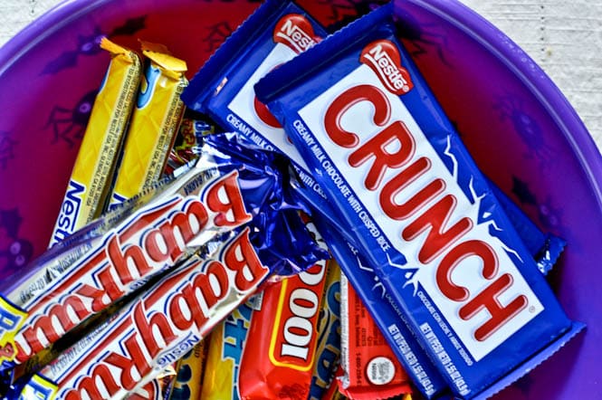 Candy Bar Caramel Corn I howsweeteats.com Candy Bar Caramel Corn I howsweeteats.com