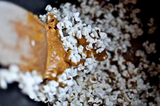 Candy Bar Caramel Corn I howsweeteats.com Candy Bar Caramel Corn I howsweeteats.com