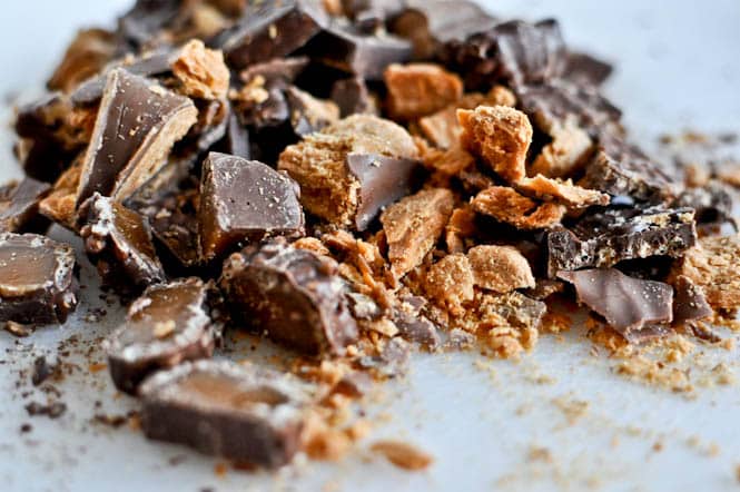 Candy Bar Caramel Corn I howsweeteats.com Candy Bar Caramel Corn I howsweeteats.com