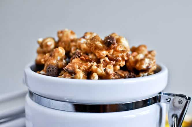 Candy Bar Caramel Corn I howsweeteats.com Candy Bar Caramel Corn I howsweeteats.com