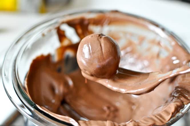 Gooey Chocolate Coconut Truffles I howsweeteats.com Gooey Chocolate Coconut Truffles I howsweeteats.com