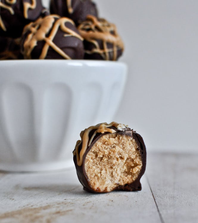 Crispy Chocolate Peanut Butter Cookie Dough Truffles I howsweeteats.com Crispy Chocolate Peanut Butter Cookie Dough Truffles I howsweeteats.com