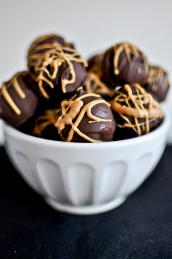 Crispy Chocolate Peanut Butter Cookie Dough Truffles I howsweeteats.com Crispy Chocolate Peanut Butter Cookie Dough Truffles I howsweeteats.com