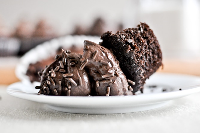 Chocolate Lover's Cupcakes I howsweeteats.com Chocolate Lover's Cupcakes I howsweeteats.com