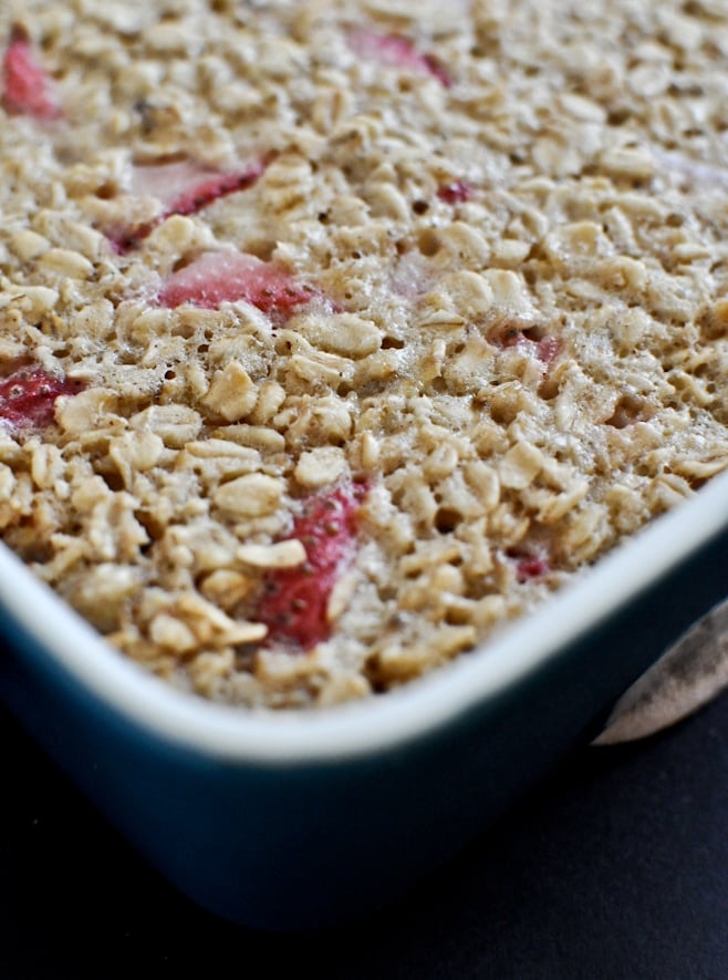 Strawberry Banana Cream Baked Oatmeal Squares I howsweeteats.com Strawberry Banana Cream Baked Oatmeal Squares I howsweeteats.com