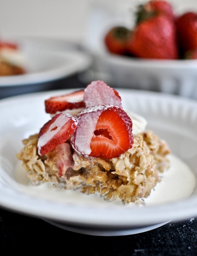 Strawberry Banana Cream Baked Oatmeal Squares I howsweeteats.com Strawberry Banana Cream Baked Oatmeal Squares I howsweeteats.com
