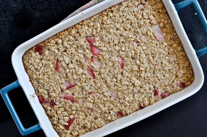 Strawberry Banana Cream Baked Oatmeal Squares I howsweeteats.com Strawberry Banana Cream Baked Oatmeal Squares I howsweeteats.com