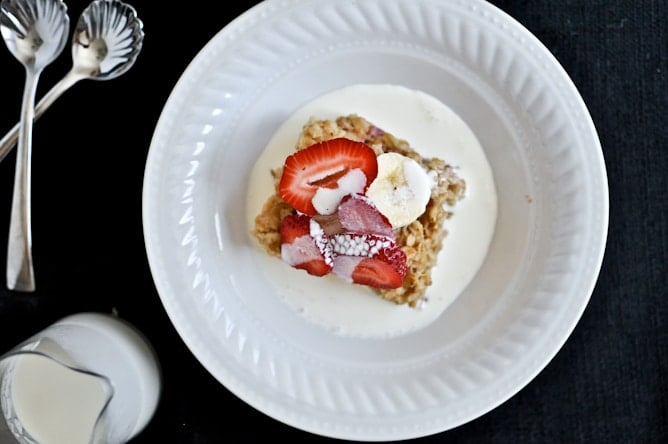 Strawberry Banana Cream Baked Oatmeal Squares I howsweeteats.com Strawberry Banana Cream Baked Oatmeal Squares I howsweeteats.com