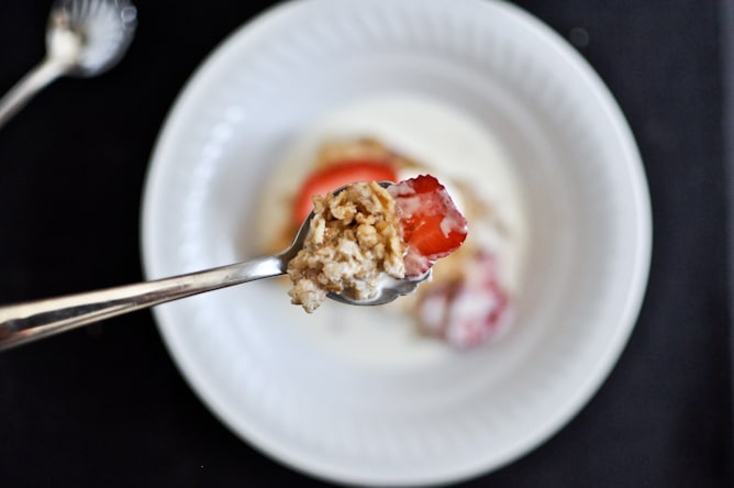 Strawberry Banana Cream Baked Oatmeal Squares I howsweeteats.com Strawberry Banana Cream Baked Oatmeal Squares I howsweeteats.com