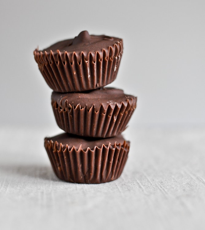 Chocolate Chip Cookie Dough Peanut Butter Cups I howsweeteats.com Chocolate Chip Cookie Dough Peanut Butter Cups I howsweeteats.com