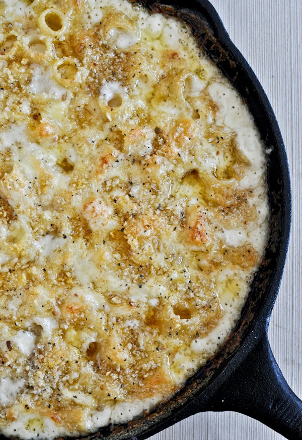 Four Cheese Baked Skillet Mac and Cheese I howsweeteats.com Four Cheese Baked Skillet Mac and Cheese I howsweeteats.com