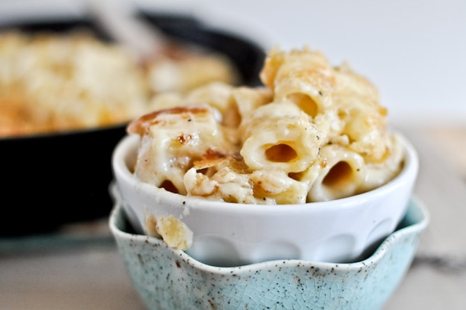 Four Cheese Baked Skillet Mac and Cheese I howsweeteats.com Four Cheese Baked Skillet Mac and Cheese I howsweeteats.com