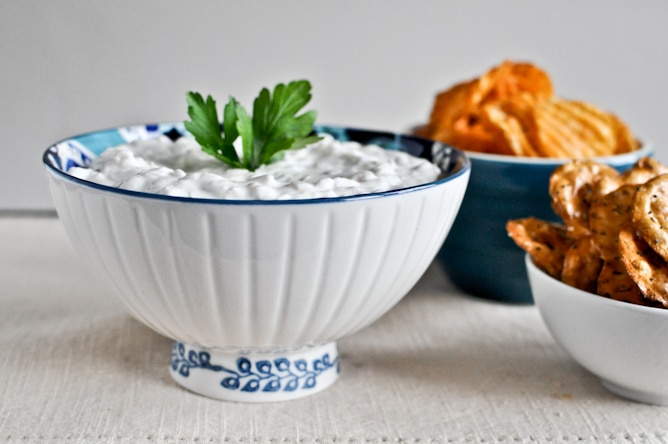 Caramelized Onion Greek Yogurt Dip I howsweeteats.com Caramelized Onion Greek Yogurt Dip I howsweeteats.com