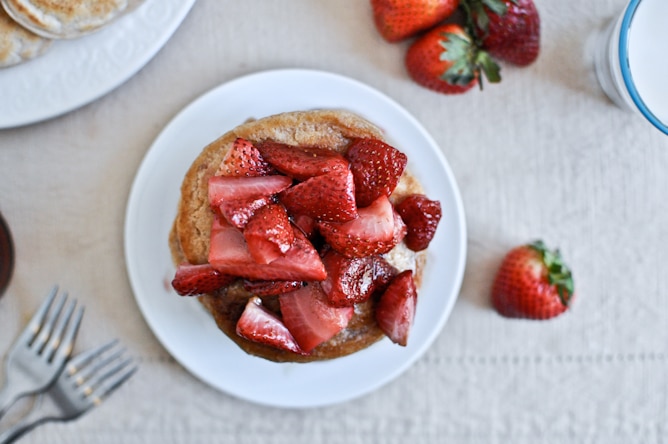 Roasted Strawberry Brown Butter Pancakes I howsweeteats.com Roasted Strawberry Brown Butter Pancakes I howsweeteats.com