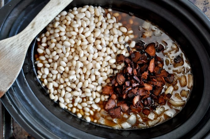 Crockpot Bacon Bourbon Baked Beans I howsweeteats.com Crockpot Bacon Bourbon Baked Beans I howsweeteats.com