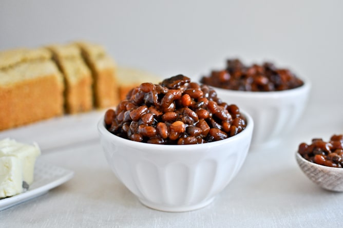 Crockpot Bacon Bourbon Baked Beans I howsweeteats.com Crockpot Bacon Bourbon Baked Beans I howsweeteats.com