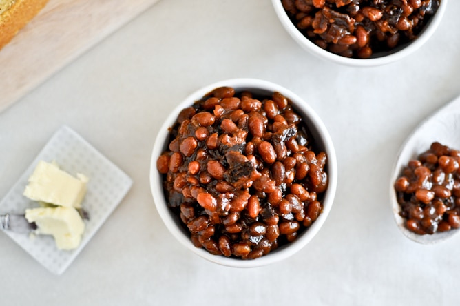 Crockpot Bacon Bourbon Baked Beans I howsweeteats.com Crockpot Bacon Bourbon Baked Beans I howsweeteats.com