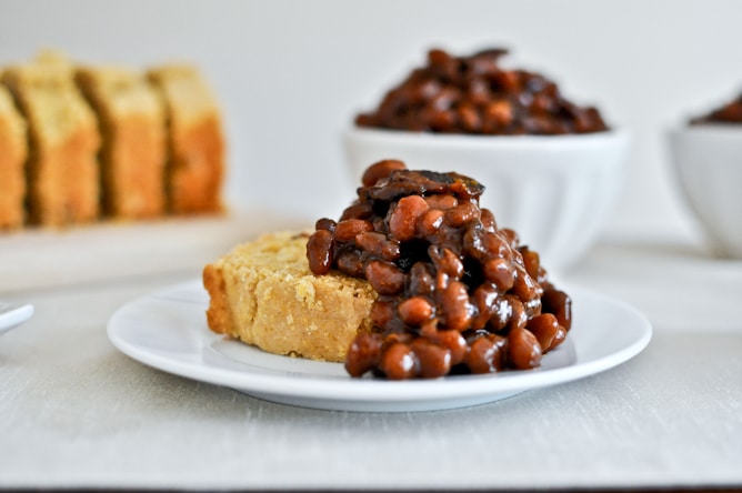 Crockpot Bacon Bourbon Baked Beans I howsweeteats.com Crockpot Bacon Bourbon Baked Beans I howsweeteats.com