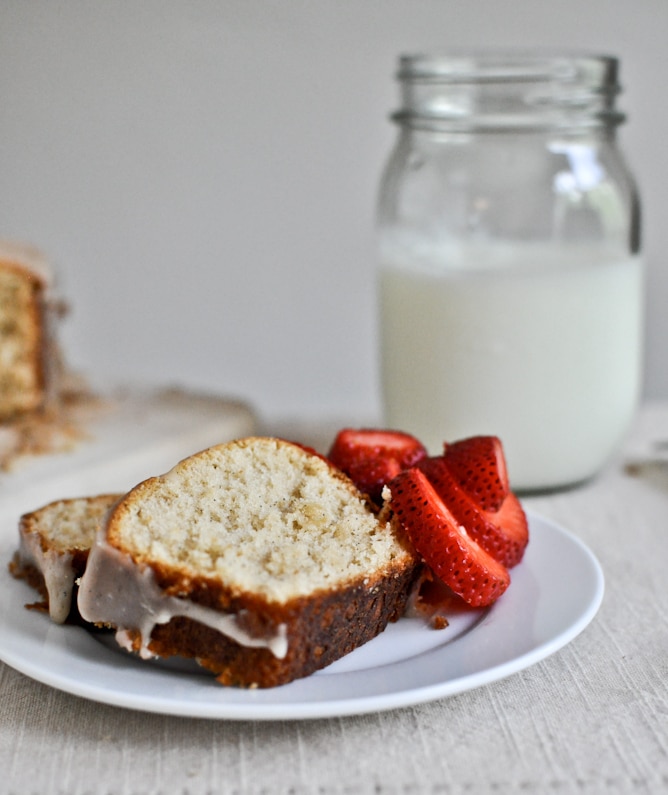 Mini Brown Butter Vanilla Bean Pound Cakes I howsweeteats.com Mini Brown Butter Vanilla Bean Pound Cakes I howsweeteats.com