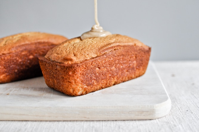 Mini Brown Butter Vanilla Bean Pound Cakes I howsweeteats.com Mini Brown Butter Vanilla Bean Pound Cakes I howsweeteats.com