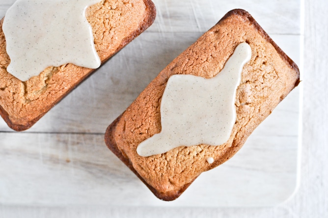 Mini Brown Butter Vanilla Bean Pound Cakes I howsweeteats.com Mini Brown Butter Vanilla Bean Pound Cakes I howsweeteats.com