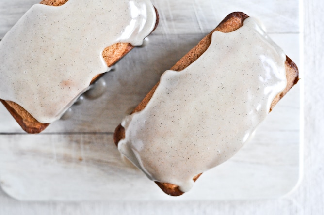 Mini Brown Butter Vanilla Bean Pound Cakes I howsweeteats.com Mini Brown Butter Vanilla Bean Pound Cakes I howsweeteats.com