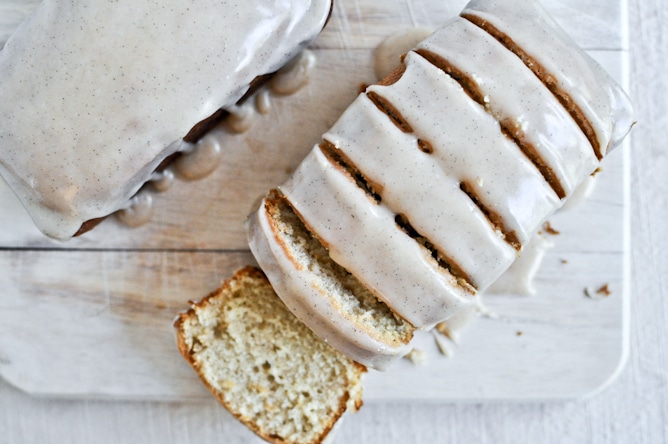 Mini Brown Butter Vanilla Bean Pound Cakes I howsweeteats.com Mini Brown Butter Vanilla Bean Pound Cakes I howsweeteats.com