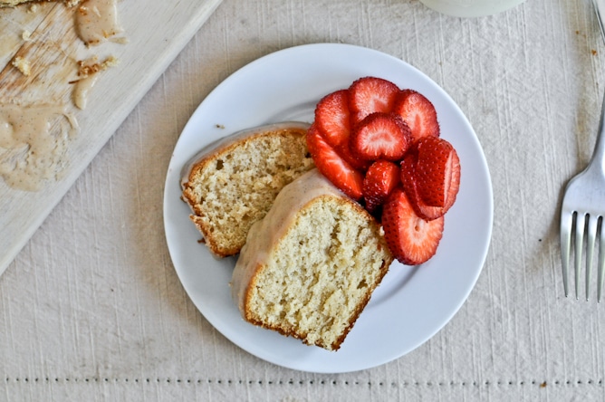 Mini Brown Butter Vanilla Bean Pound Cakes I howsweeteats.com Mini Brown Butter Vanilla Bean Pound Cakes I howsweeteats.com
